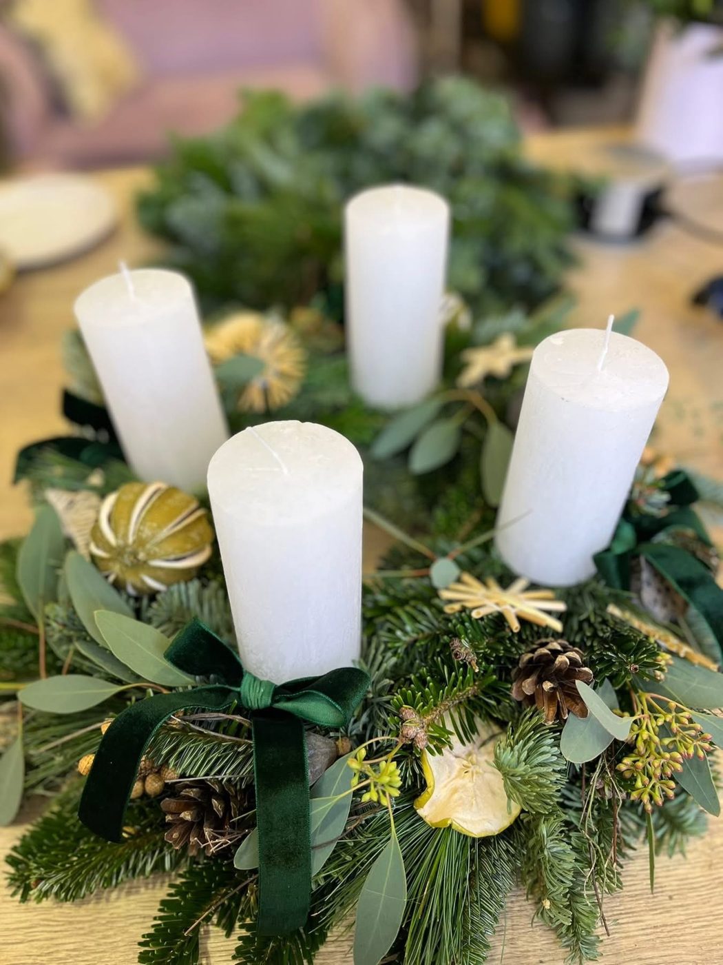 Adventný veniec s bielymi sviečkami a zlatom